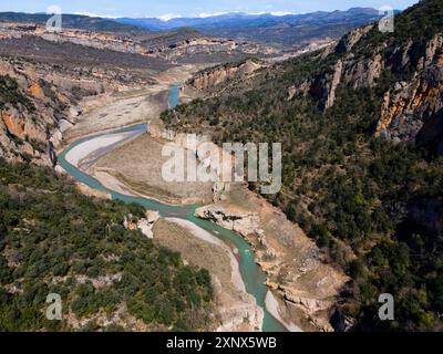 Une vue aérienne d'une gorge profonde avec une rivière verte entourée de falaises abruptes et boisées, vue aérienne, gorge de Congost de Mont-Rebei, Noguera Ribagorcana Banque D'Images