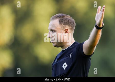 OVERASSELT, 02-08-2024, Sportpark de Passelegt, football, match amical, saison 2024/2025, pendant le match Fortuna Sittard-de Graafschap arbitre Stan Teuben crédit : Pro Shots/Alamy Live News Banque D'Images