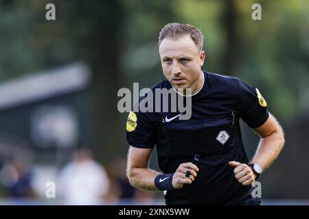 OVERASSELT, 02-08-2024, Sportpark de Passelegt, football, match amical, saison 2024/2025, pendant le match Fortuna Sittard-de Graafschap arbitre Stan Teuben crédit : Pro Shots/Alamy Live News Banque D'Images