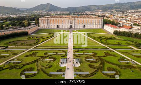 Aérien de la Reggia di Caserta Palais Royal de Caserte, site du patrimoine mondial de l'UNESCO, Campanie, Italie, Europe Copyright : MichaelxRunkel 1184-12301 Banque D'Images