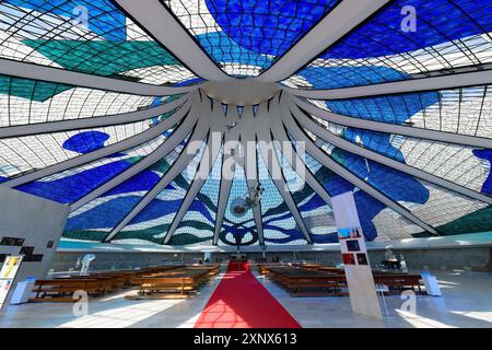 Intérieur de la cathédrale romaine de Brasilia ou cathédrale métropolitaine de notre-Dame d'Aparecida, conçu par Oscar Niemeyer, site du patrimoine mondial Banque D'Images