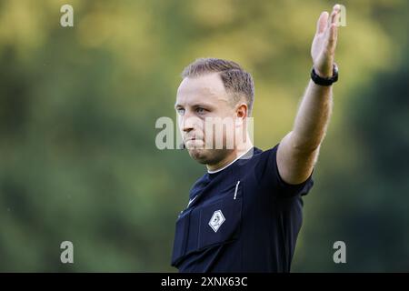 OVERASSELT, 02-08-2024, Sportpark de Passelegt, football, match amical, saison 2024/2025, pendant le match Fortuna Sittard-de Graafschap arbitre Stan Teuben crédit : Pro Shots/Alamy Live News Banque D'Images