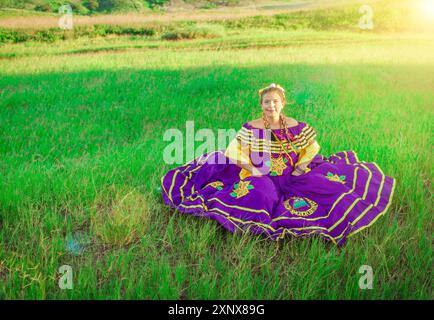 Jeune femme nicaraguayenne en costume folklorique traditionnel Banque D'Images