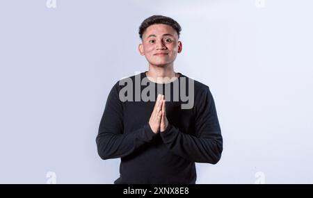 Homme demandant s'il vous plaît isolé. gars mettant les mains ensemble demandant s'il vous plaît isolé Banque D'Images