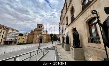 Vue au Palais de l'Administration provinciale avec l'église San Juan de Rabanera à Soria Banque D'Images