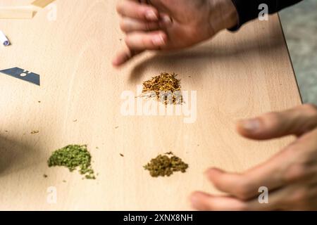 Personne reconnaissable préparant un joint de marijuana Banque D'Images