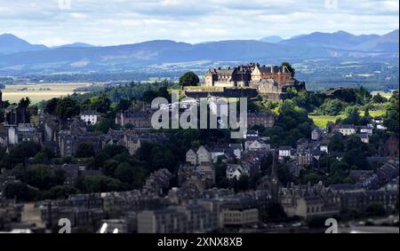 Vue aérienne par drone du château de Stirling surplombant le centre-ville Banque D'Images