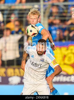 Munich, Allemagne. 24 juillet 2024. Raphael Schifferl, TSV1860 Nr.24 Competition for the ball, Tackling, duel, header, zweikampf, action, lutte contre Kai Bruenkerat le 3.Liga match TSV 1860 Muenchen - 1. FC Saarbruecken dans le Stadion an der Gruenwalder Strasse 3.Ligue allemande de football, à Munich, Allemagne le 2 août 2024 saison 2024/2025 photographe : ddp images/STAR-images crédit : ddp media GmbH/Alamy Live News Banque D'Images