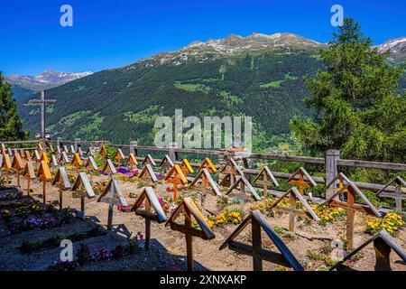 Cimetière avec de simples croix en bois dans le centre historique de Grimentz, Val d'Anniviers, Alpes valaisannes, canton du Valais, Suisse Banque D'Images