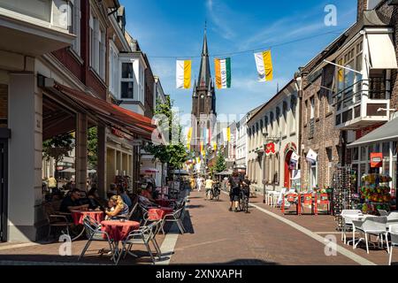 Hauptstrasse Kevelaer Fussgängerzone Hauptstrasse und die Wallfahrtskirche Marienbasilika in Kevelaer, Niederrhein, Nordrhein-Westfalen, Deutschland, Banque D'Images