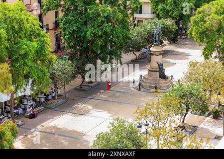 Monument au général Vara de Rey dans la zone piétonne, bordée d'arbres, Eivissa, Ibiza ville, Ibiza, îles Baléares, Méditerranée, Espagne Banque D'Images