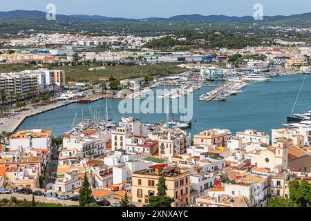 Au-dessus des toits de la vieille ville d'Eivissa, Ibiza ville, avec vue sur le port, Ibiza, îles Baléares, mer Méditerranée, Espagne Banque D'Images