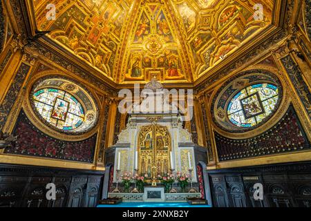 Gnadenkapelle Altar und bemalte Kuppel der Wallfahrtskirche Gnadenkapelle in Kevelaer, Niederrhein, Nordrhein-Westfalen, Deutschland, Europa Altar et Banque D'Images