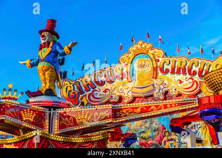 Figure de clown dans la ronde et haut tour Circus Circus, Oktoberfest, Festwiese, Theresienwiese, Munich, haute Bavière, Bavière, Allemagne Banque D'Images