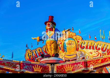 Figure de clown dans la ronde et haut tour Circus Circus, Oktoberfest, Festwiese, Theresienwiese, Munich, haute Bavière, Bavière, Allemagne Banque D'Images