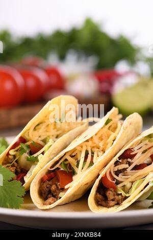 Taco avec boeuf haché et avocat, chou et fromage. Cuisine mexicaine. Banque D'Images