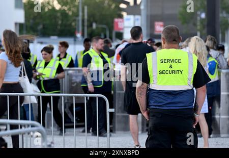 Munich, Allemagne. 02 août 2024. Le personnel de sécurité se tient devant l'entrée du concert de la chanteuse britannique Adele. Crédit : Felix Hörhager/dpa/Alamy Live News Banque D'Images