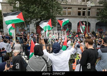 Les tensions ont explosé à Berlin le 2 août 2024, alors que les manifestants pro-israéliens et pro-palestiniens se sont affrontés près de la Wittenbergplatz, reflétant brutalement le conflit en cours et profondément enraciné au moyen-Orient. La manifestation fait suite aux événements tumultueux qui se sont déroulés depuis le 7 octobre 2023, lorsque le Hamas a lancé une attaque surprise contre Israël, attirant des puissances régionales comme l'Iran et les rebelles houthis du Yémen, ainsi que le Hezbollah du Liban. La manifestation pro-palestinienne a été marquée par un cortège de motos passé par la Wittenbergplatz, où une contre-manifestation pro-israélienne s'était réunie. Chantin Banque D'Images