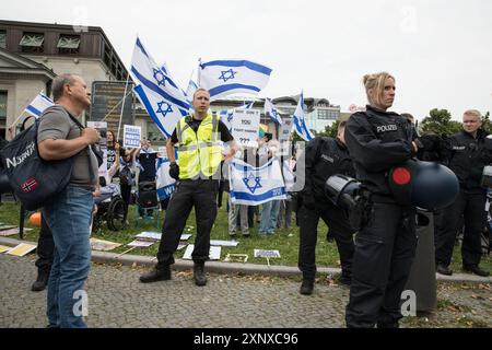 Berlin, Allemagne. 2 août 2024. Les tensions ont explosé à Berlin le 2 août 2024, alors que les manifestants pro-israéliens et pro-palestiniens se sont affrontés près de la Wittenbergplatz, reflétant brutalement le conflit en cours et profondément enraciné au moyen-Orient. La manifestation fait suite aux événements tumultueux qui se sont déroulés depuis le 7 octobre 2023, lorsque le Hamas a lancé une attaque surprise contre Israël, attirant des puissances régionales comme l'Iran et les rebelles houthis du Yémen, ainsi que le Hezbollah du Liban. La manifestation pro-palestinienne a été marquée par un cortège de motos passé par la Wittenbergplatz, où un contre-de pro-Israël a eu lieu Banque D'Images