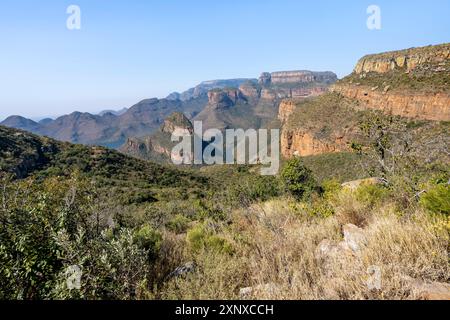 Coude de rivière au canyon de Blyde River avec le pic des trois Rondawels, vue sur la gorge de Blyde River et les montagnes de table, paysage de canyon, Panorama route Banque D'Images