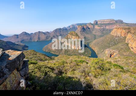 Coude de rivière au canyon de Blyde River avec le pic des trois Rondawels, vue sur la gorge de Blyde River et les montagnes de table, paysage de canyon, Panorama route Banque D'Images