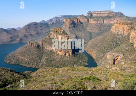 Coude de rivière au canyon de Blyde River avec le pic des trois Rondawels, vue sur la gorge de Blyde River et les montagnes de table, paysage de canyon, Panorama route Banque D'Images