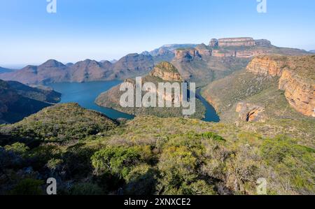 Coude de rivière au canyon de Blyde River avec le pic des trois Rondawels, vue sur la gorge de Blyde River et les montagnes de table, paysage de canyon, Panorama route Banque D'Images