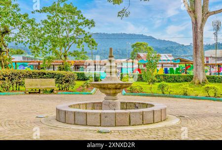 La place de la ville et la fontaine à Mindo, un centre d'accueil pour la forêt nuageuse, Équateur, Amérique du Sud Copyright : BarryxDavis 1358-414 Banque D'Images