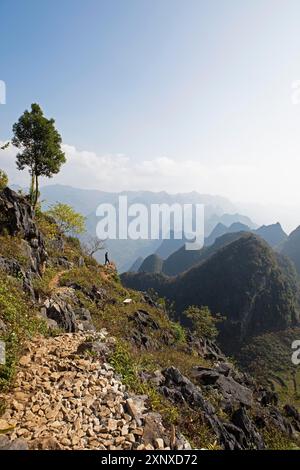 Roches karstiques dans le géoparc mondial UNESCO du plateau de Dong Van Karst, province de Ha Giang, Vietnam Banque D'Images