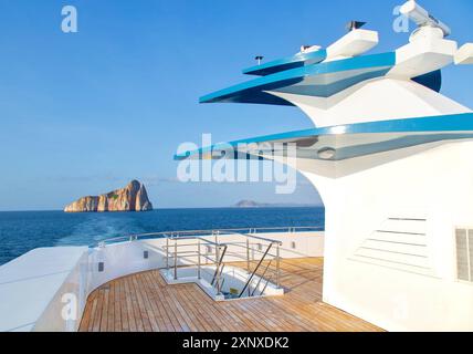 Bateau d'excursion au départ de Kicker Rock, près de l'île de San Cristobal, dans les Galapagos, site du patrimoine mondial de l'UNESCO, Équateur, Amérique du Sud Copyright : BarryxDavis Banque D'Images