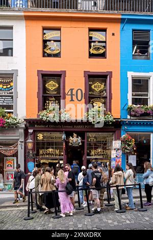 Les fans de Harry Potter font la queue au Museum Context sur Victoria Strete dans la vieille ville d'Édimbourg. Banque D'Images