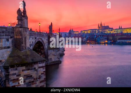 Pont Charles et château de Prague au coucher du soleil, site du patrimoine mondial de l'UNESCO, vieille ville, Prague, République tchèque Tchéquie, Europe Copyright : JanxMiracky 1359-1 Banque D'Images