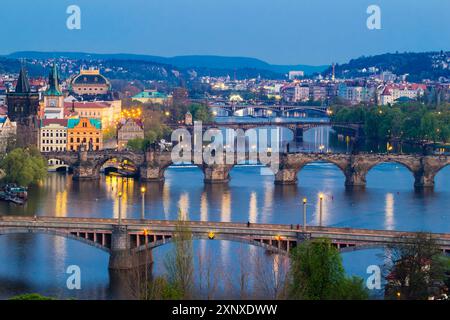 Ponts au-dessus de la rivière Vltava vus du parc Letna au crépuscule, Prague, République tchèque Tchéquie, Eurpe Copyright : JanxMiracky 1359-1055 Banque D'Images