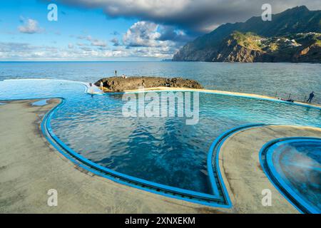 Piscines côtières près des montagnes à Porto da Cruz, Machico District, Madère, Portugal, Atlantique, Europe Copyright : JanxMiracky 1359-1119 Banque D'Images