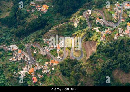 Vue aérienne de la route sinueuse, Curral das Freiras Pen des religieuses, Camara de Lobos, Madère, Portugal, Atlantique, Europe Copyright : JanxMiracky 1359-1118 Banque D'Images