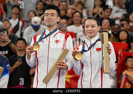 China Team ZHENG/HUANG (CHN), médaille d'or Badminton double mixte cérémonie de remise de la médaille au stade de la Chapelle Arena court 1, lors des Jeux Olympiques de Paris 2024, le 2 août 2024, Paris, France. Crédit : Enrico Calderoni/AFLO SPORT/Alamy Live News Banque D'Images