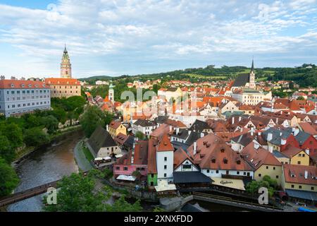 Rivière Vltava par le château d'État et le château Cesky Krumlov en ville, site du patrimoine mondial de l'UNESCO, Cesky Krumlov, région de Bohême du Sud, République tchèque Banque D'Images