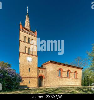 L'église du village historique à Petzow, Brandebourg, Allemagne, le jour de printemps ensoleillé Banque D'Images