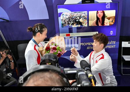 China Team ZHENG/HUANG, médaille d'or, demande en mariage, cérémonie de remise de la médaille des doubles mixtes de Badminton à la Chapelle Arena court 1, lors des Jeux Olympiques de Paris 2024, 2 août 2024, Paris, France. Crédit : Enrico Calderoni/AFLO SPORT/Alamy Live News Banque D'Images