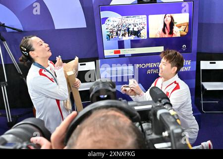 China Team ZHENG/HUANG, médaille d'or, demande en mariage, cérémonie de remise de la médaille des doubles mixtes de Badminton à la Chapelle Arena court 1, lors des Jeux Olympiques de Paris 2024, 2 août 2024, Paris, France. Crédit : Enrico Calderoni/AFLO SPORT/Alamy Live News Banque D'Images