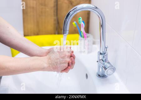 Gros plan se laver les mains dans la salle de bain. Prévention contre la grippe ou la couronne Banque D'Images