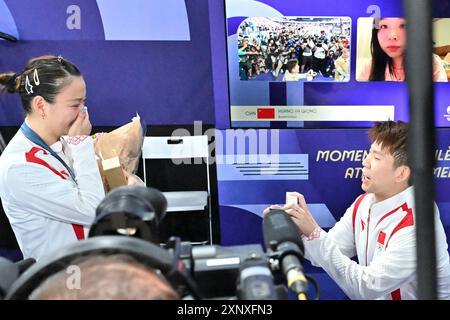 China Team ZHENG/HUANG, médaille d'or, demande en mariage, cérémonie de remise de la médaille des doubles mixtes de Badminton à la Chapelle Arena court 1, lors des Jeux Olympiques de Paris 2024, 2 août 2024, Paris, France. Crédit : Enrico Calderoni/AFLO SPORT/Alamy Live News Banque D'Images