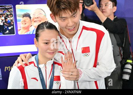 China Team ZHENG/HUANG, médaille d'or, demande en mariage, cérémonie de remise de la médaille des doubles mixtes de Badminton à la Chapelle Arena court 1, lors des Jeux Olympiques de Paris 2024, 2 août 2024, Paris, France. Crédit : Enrico Calderoni/AFLO SPORT/Alamy Live News Banque D'Images