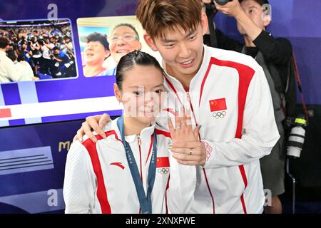 China Team ZHENG/HUANG, médaille d'or, demande en mariage, cérémonie de remise de la médaille des doubles mixtes de Badminton à la Chapelle Arena court 1, lors des Jeux Olympiques de Paris 2024, 2 août 2024, Paris, France. Crédit : Enrico Calderoni/AFLO SPORT/Alamy Live News Banque D'Images