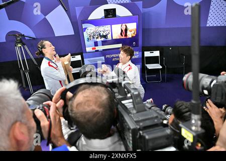 China Team ZHENG/HUANG, médaille d'or, demande en mariage, cérémonie de remise de la médaille des doubles mixtes de Badminton à la Chapelle Arena court 1, lors des Jeux Olympiques de Paris 2024, 2 août 2024, Paris, France. Crédit : Enrico Calderoni/AFLO SPORT/Alamy Live News Banque D'Images