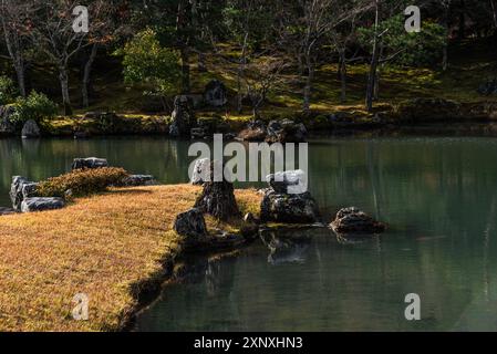 Lac jardin zen en pierre du temple Tenryu-ji, site du patrimoine mondial de l'UNESCO, Kyoto, Honshu, Japon, Asie Copyright : CasparxSchlageter 1372-493 Banque D'Images