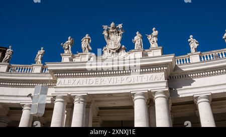 Détail des colonnades doriques dans le carré Pierre encadrant l'entrée de la basilique Pierre, Cité du Vatican, l'enclave papale à Rome, UNESCO World H Banque D'Images