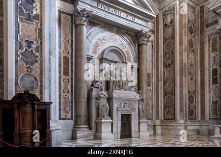 Monument à Pie VII situé sur le mur est de la chapelle Clémentine de la basilique Saint-Pierre dans la Cité du Vatican, l'enclave papale à Rome, UNESCO WO Banque D'Images