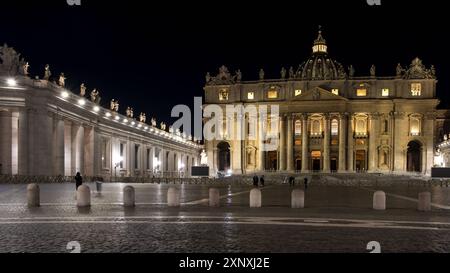 Scène nocturne de la place Saint-Pierre dans la Cité du Vatican, l'enclave papale à Rome, avec la basilique Pierre en arrière-plan, site du patrimoine mondial de l'UNESCO Banque D'Images