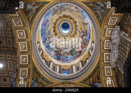 Détail du dôme de la chapelle du Saint Sacrement, situé dans la basilique Pierre de la Cité du Vatican, site du patrimoine mondial de l'UNESCO, enclave papale à Rome, L. Banque D'Images